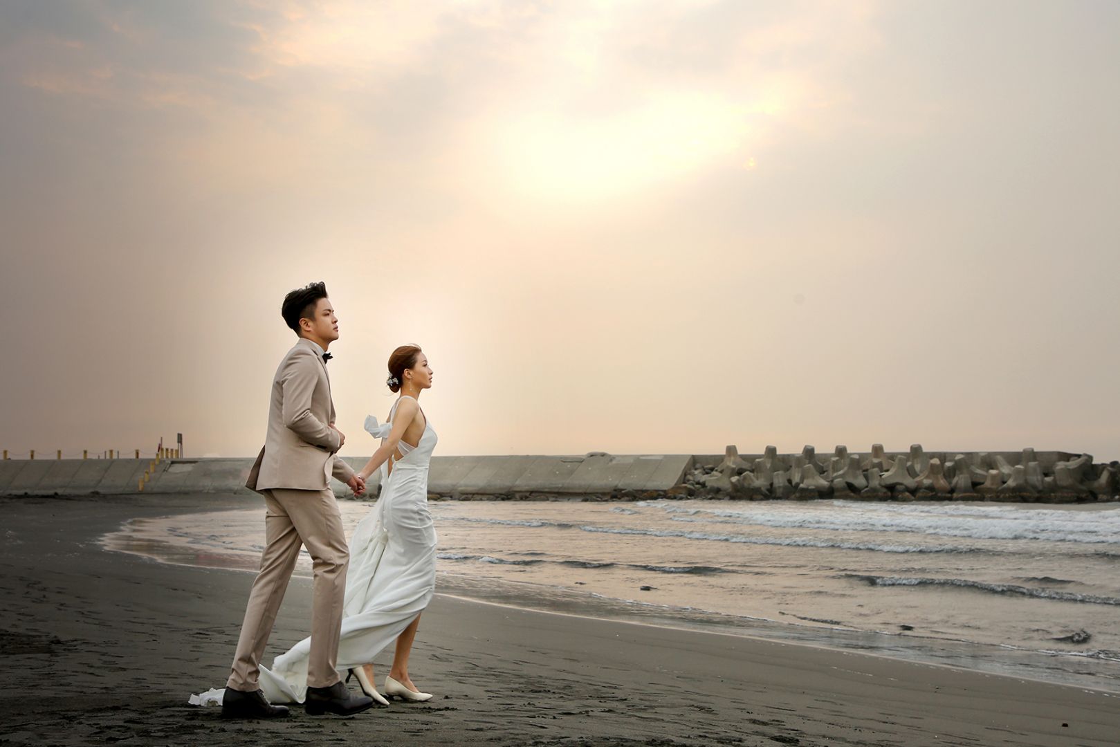 高雄婚紗攝影｜海邊夕陽浪漫散步婚紗照｜Mood Story