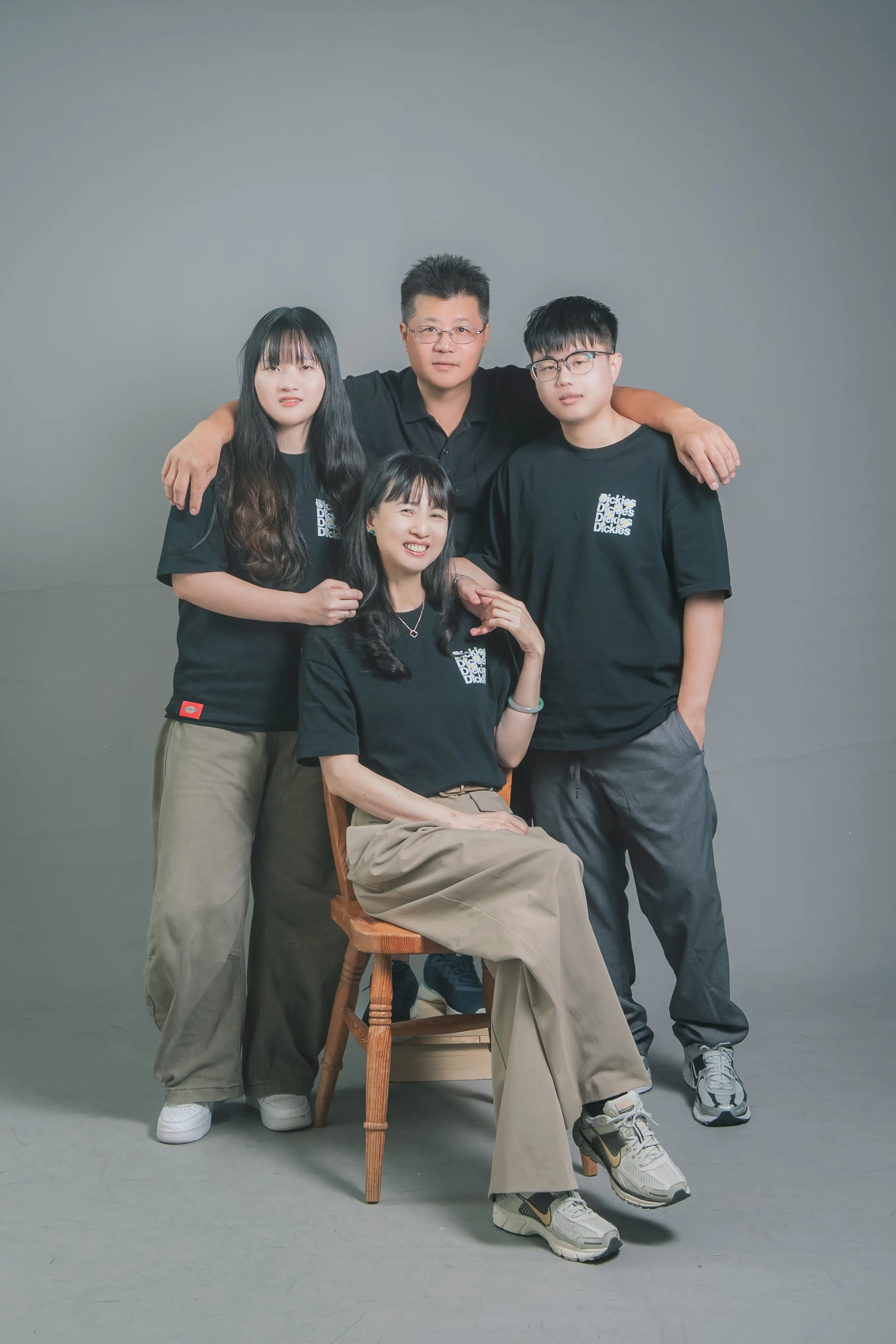  高雄自備便服全家福｜棚拍家庭合照