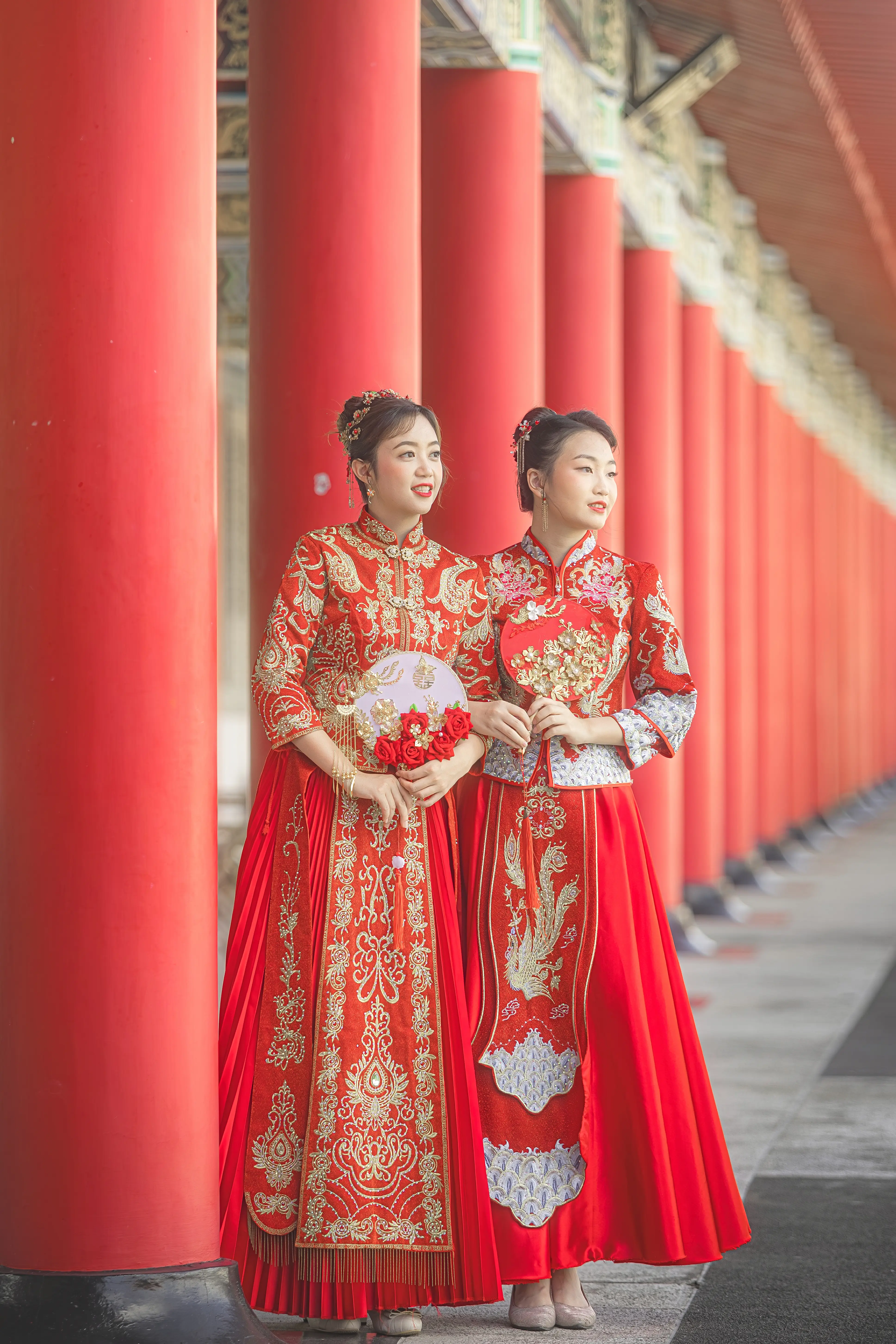 高雄旗袍閨蜜寫真｜古典紅柱廊道雙人照