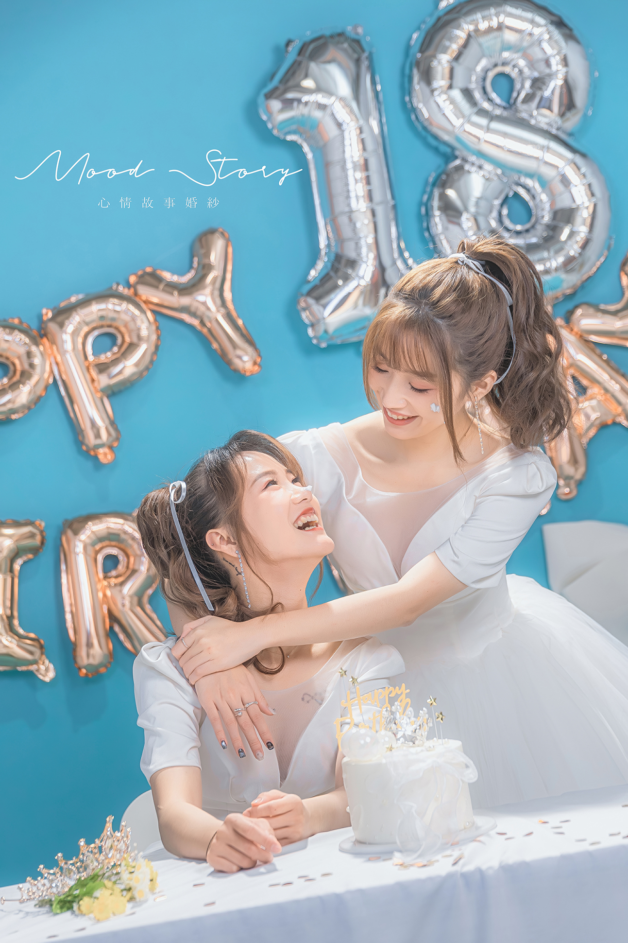 高雄棚拍閨蜜照（生日主題），藍色背景襯托出的甜美溫馨姐妹慶生照｜Mood Story